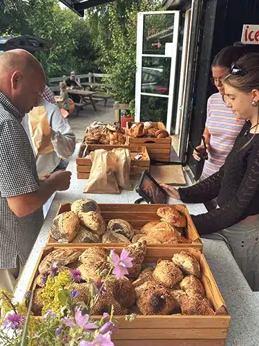kamperen, versgebakken brood