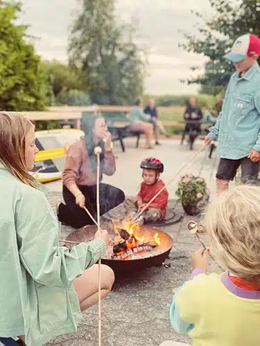 children nad a campfire on Mon camping